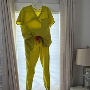 Figs Women's Lime Green Jogger Set